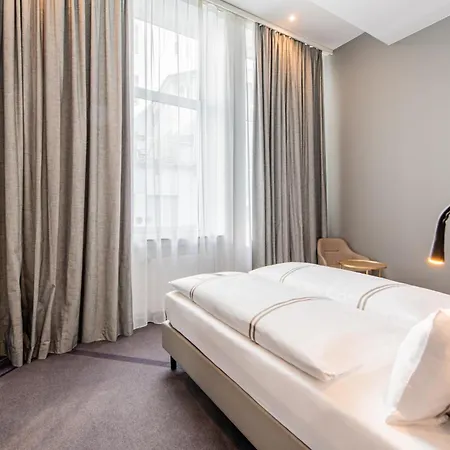 מלון Premier Centre 3*