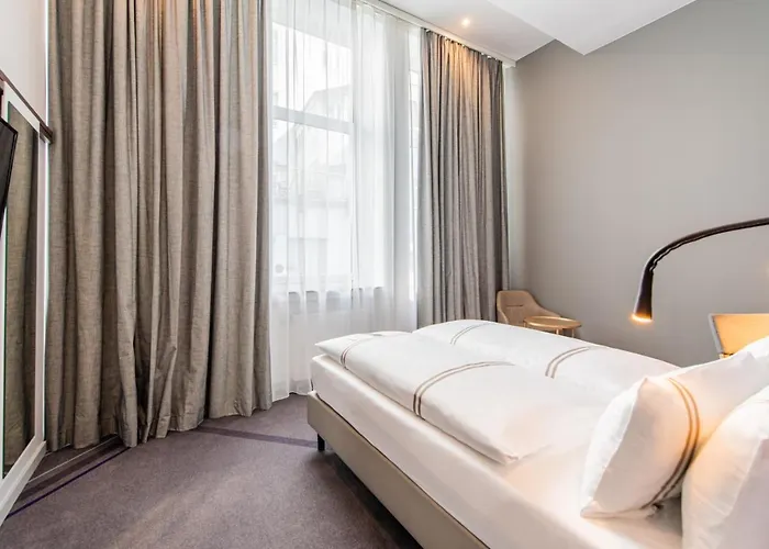 Premier Centre מלון 3*