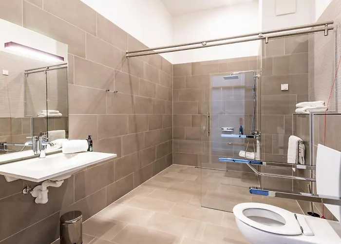 Premier Centre מלון 3*